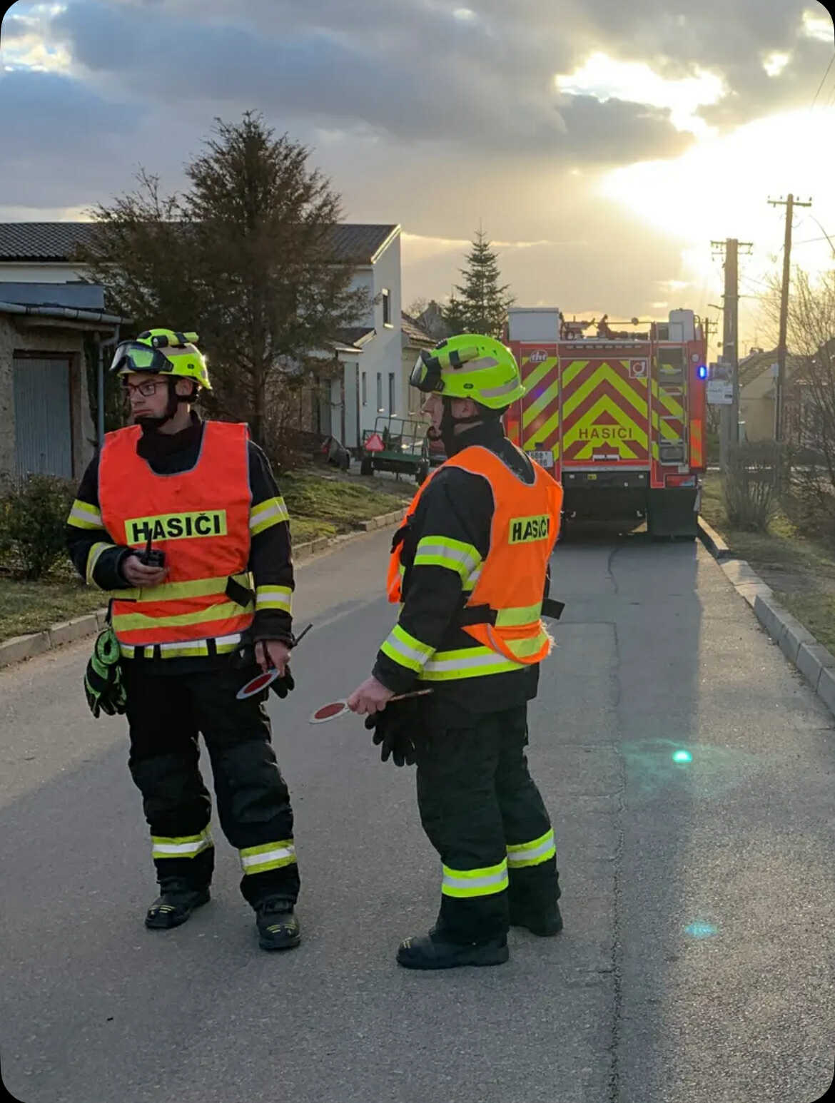 Kolegové po řízení dopravy na zásahu